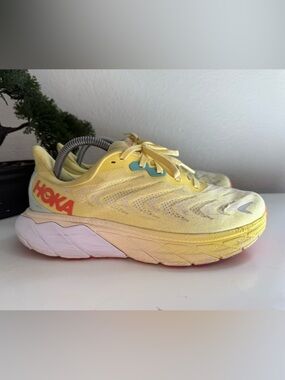 Hoka Arahi 6 Women's Yellow Athletic Running Shoes